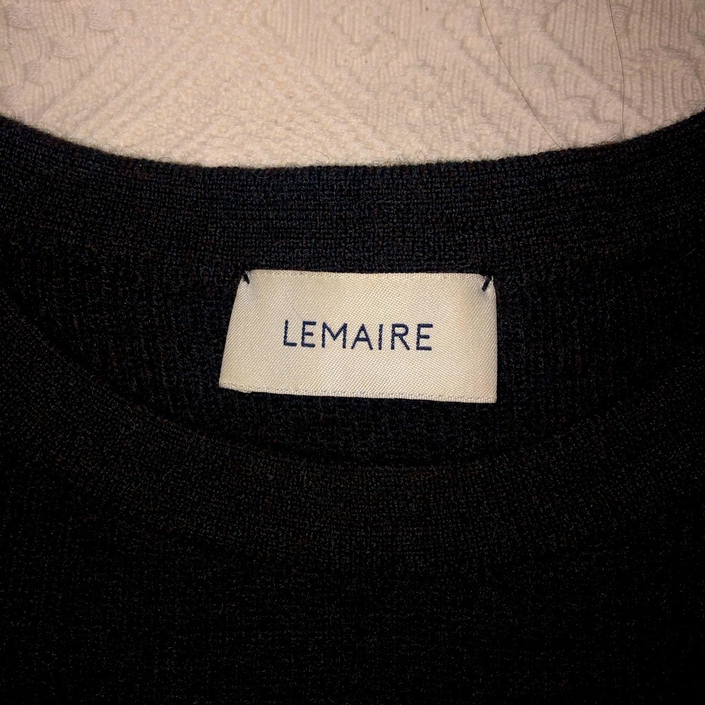 Crewneck 100%wool sweater.Slight signs of wear no damage. Dark brown size M